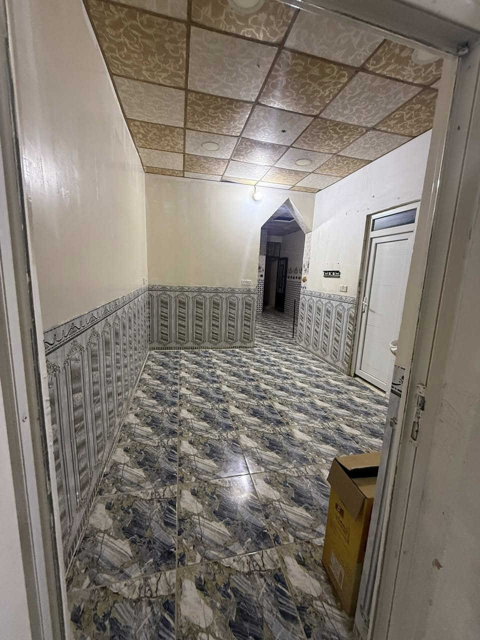 سلام عليكم ورحمة الله وبركاته شقه الايجار في ديوم 11الف مقابيل اسواق زوبعي غرفة نوم وصاله ومطبخ وديوان خارجي مثل ما موضح بل منشور سعر شقه 175 الاستفسار 
***********
***********
