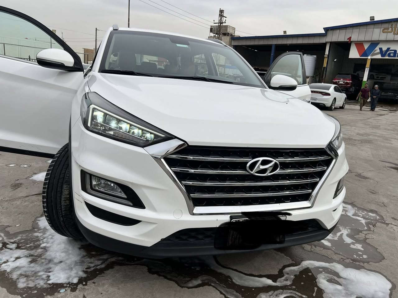 السلام عليكم ورحمة الله وبركاته

للبيع: هيونداي توسان خليجي موديل 2020
الممشى: 75 ألف كم
توجد دحكات خفيفة موضحة في الصور.

المواصفات:
 • محرك 2000 سي سي
 • حساسات أمامية وخلفية
 • تشغيل بصمة مع دخول ذكي
 • مرايا جانبية كهربائية قابلة للطي
 • تحكم بالستيرن
 • تبريد قطعتين (أمامي وخلفي)
 • كاميرا خلفية

للاستفسار والتواصل:
📞 ***********
