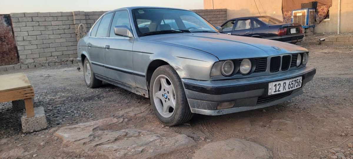 بي أم 525 كير عادي
كشنات جلد جام كهرب
طخم نضيف 
بيها طخه من الخلف 
محرك نضيف لا صرف ولا نفخ 
السعر 34 بيها مجال 
الاتصال ***********
***********
