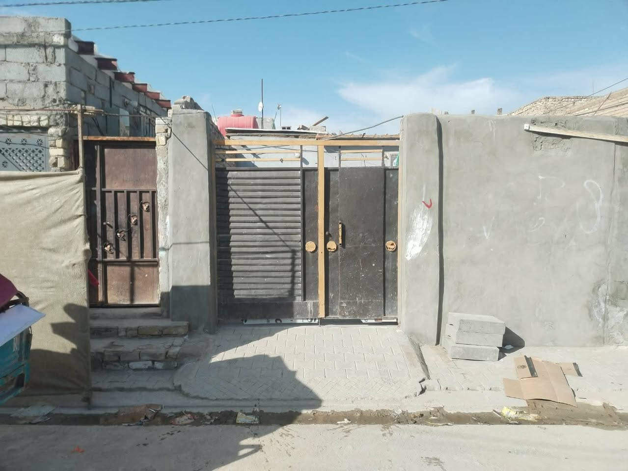 سلام عليكم
🏠 للبيع بيت بحي العسكري
مقابل كرفانات  جهت العسكري 
💰 السعر: 25 مليون بيه مجال
مساحه 100 متر بلديه 
***********
