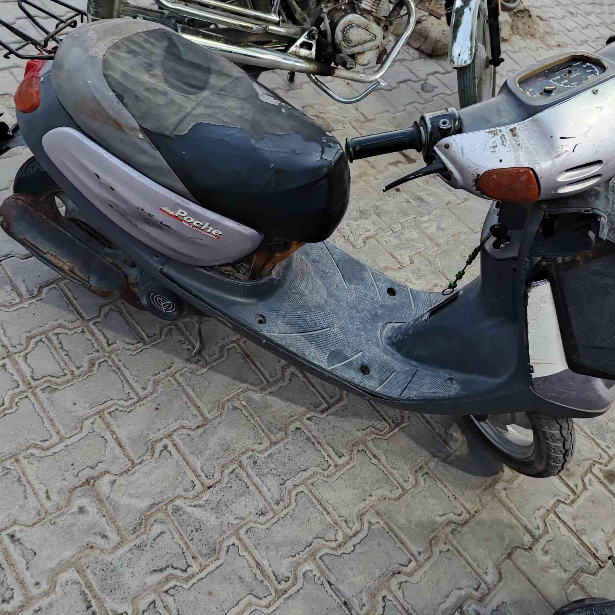 دراجه للبيع تجي وتشوف بعينك نضافه 90% منغولي المحرك مكفول من الفتح بس صوت كير والباقي كفاله السعر ٢٠٠ وبيه مجال عنوان كربلاء المقدسة قرب مستشفى الكفيل ***********
