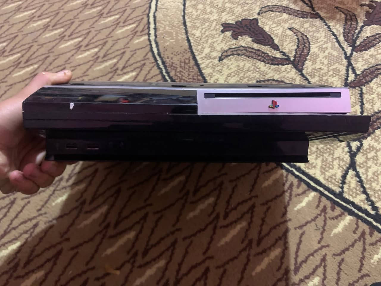 سلام عليكم بلي ٣كامل ملحقات كله شغال مهكر جميع العاب وياه ٢ يدات سعر ٦٠ مكاني بغداد زعفرانيه ***********
