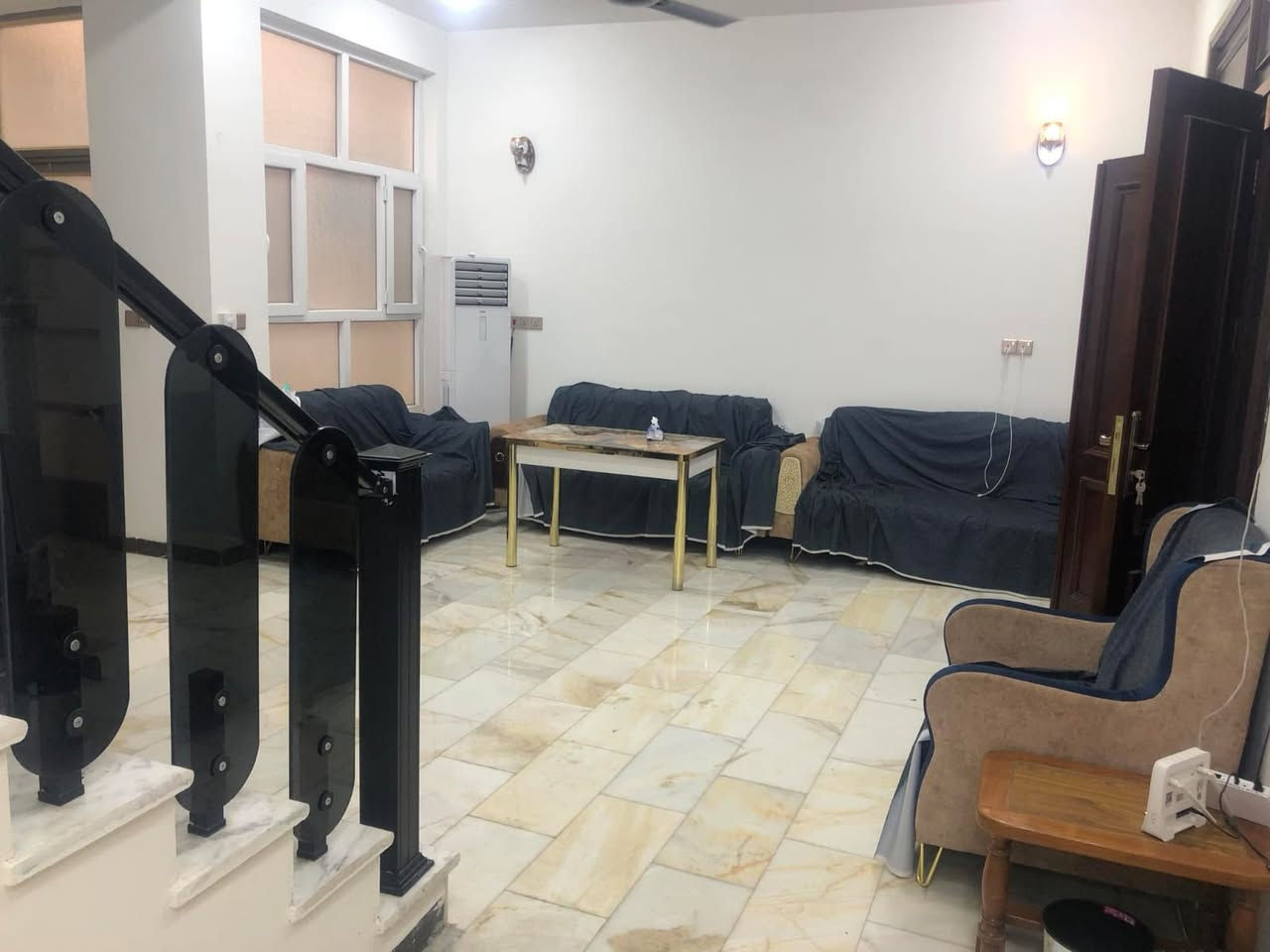 يوجد بيت طابو صرف مساحته 220 متر على الشارع الخدمي حي الضباط حديث البناء مزود بسند مبني بالمرمر درجه اولى ثلاث طوابق فيه غرفتين نوم بالطابق السفلي وثلاث غرف نوم بالطابق الثاني الاتصال على الواتساب ***********
