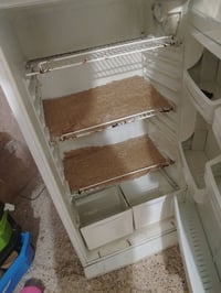 ثلاجه للبيع سعرها 200 مكانها سبعه نيسان الزراعي 07721074611