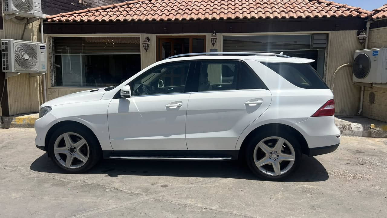 سلام عليكم

Mercedes ML400  4MATIC  AMG kit 2015

المحرك وناقل الحركة:
* مكينة M276 من افضل محركات مرسيدس اعتمادية  
* 6 سلندر Bi Turbo سعة 3L 
* ناقل حركة اوتوماتيك G-Tronic Plus سبع نمر
* القوة الحصانية = 329HP
* العزم = 480NM
* التسارع = 0-100 بـ 5.8 ثانية
* السرعة القصوى = 250km محددة الكترونياً

انظمة السلامة والامان:

* رادارات + حساسات امامي وخلفي
* نظام الـ PRE-Safe للحماية من الحوادث (السيارة تتنبأ بالاصطدام قبل وقوعه تجهز نفسها لحماية الركاب تغلق النوافذ والبانوراما وتشد حزام الامان وتغير وضع الكشنات حسب جهة الاصطدام وتسرع استجابة ضغط الفرامل)
* نظام الـ EBD (Electronic Brakeforce Distribution) نظام ذكي لتوزيع قوة الفرامل بين العجلات الكترونياً حسب الحمولة والطريق
* نظام الـ ESP (Electronic Stability Program) نظام الثبات اذا السيارة بدأت بالانزلاق يفرمل عجلة معينة وحدها حتى ترجع السيارة لمسارها
* نظام الـ ABS اكيد موجود ومدمج مع الانظمة البقية
* نظام الـ     Collision Prevention Assist للتنبيه من الاصطدام الامامي ويساعد بالفرملة
* نظام الـ BAS (Break Assist) يقوي البريك بحالات فرملة الطوارئ
* نظام Attention Assist يراقب اسلوب القيادة وينبه السائق اذا استشعر علامات تعب او نعاس
* نظام مانع الانزلاق + زر للتفعيل
* احزمة الامان كهربائية
* واكيد السيارة Full Air Bags 
* وباقي انظمة الامان معروفة بمرسيدس

انظمة المساعدة والترفيه:

* كاميرات محيطية 360 درجة + منظور 180 درجة
* الكاميرا الخلفية منبثقة للحماية من الغبار والاتربة
* نظام الـ Active Parking Assist
* نظام الـ Auto Hold مع دواسة البريك للتوقف المؤقت واكيد الهاند بريك كهربائي
* نظام صعود ونزول المنحدرات
* نظام الـ SpeedTronic Limit + Cruise Control 
* نظام تبريد منفصل المناخ للسائق والراكب
* نظام الـ ECO Start Stop + زر الـ ECO 
* صندوق كهربائي Soft Close 
* انارة ترحيب
* الاضواء الامامية ذكية Auto LED متفاعلة بأربع اتجاهات 
* الشاشة بنظام الـ COMAND من مرسيدس يدعم كل الاجهزة
* Ambient Light بكل مكان وبـ٣ الوان مختلفة
* تبريد وتسخين حاملات الاكواب
* الكشنات اكيد كهربائية + اسناد اسفل الظهر للسائق
* ISOFIX لتثبيت مقاعد الاطفال
* شفتات بالستيرن
* انظمة التنبيه 

الشاصي:
* سليم ١٠٠٪؜ من الضربة والصبغ السيارة وارد خليجي ومكفولة كفالة عامة 

العداد: 
* ممشى 240,000km كل السيرڤس مالتها بوكالة مرسيدس سليمانية وبغداد

السعر: 26,500$ يعني ٢٦٥ ورقة
مكان السيارة البصرة للإستفسار اكثر التواصل على
***********
