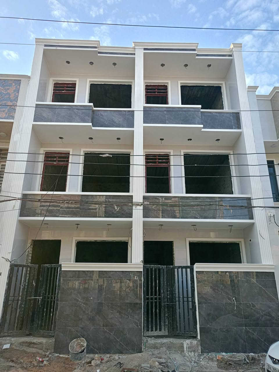 السلام عليكم مشتملات عدد اثنين للبيع بناء جديد المساحه 50 مع كافه الخدمات الموقع حي البساتين شارع الضباط
يحتوي المشتمل الواحد  على ثلاثه  غرف نوم مع صحيات عدد اثنين واستقبال  لاستفسار الاتصال  
***********
