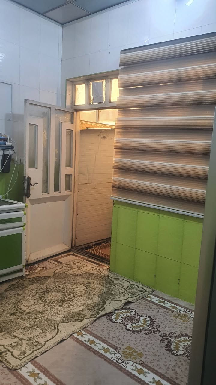 بيت للبيع حي العسكري مدارس قرب محطة الوقود  ٢٠٠م طابقين ركن حرف T  يتكون من بيتين كل بيت يحتوي على ٤ غرف نوم وصاله واستقبال ومطبخ حمامات كل بيت ٣ بناء حديث ٢٠١٨ درجه اولى   كذلك يحتوي على محل ماجر ١٥٠ كل شهر ايضا احد البيتين ماجر ٣٥٠   بيت مال جناي سند حر باسمي للاستفسار فقط الشراي يتصل على الرقم ***********
