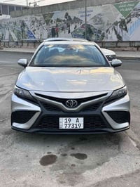 تيوتا كامري موديل (2023)SE ( المواصفات  ) لون السياره (فضي لامع)  ماشي...