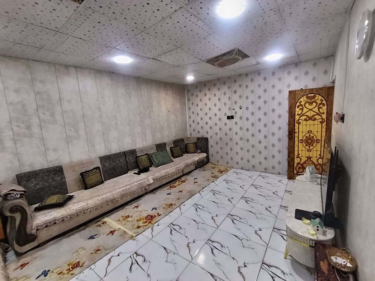 السلام عليكم بيت 🏫 160متر للبيع
يحتوي على ستقبال معزول 
غرفتين 
مطبخ 
حولي 
درج خارجي 
حديقه 
مخزن خارجي او غرفه خزن 
حمام 
صحيات 
ترك خلفي 
السعر 44 او بي مجال بيع مستعجل 
العنوان .. الشعله شارع 60 الدوانم قبل السجه باتجاه قريه عبد الواحد 
قرب جامع الامام جعفر الصادق عليه السلام او قرب شارع ابو طياره 
الاستفسار 
الارقام..*********** واتساب
