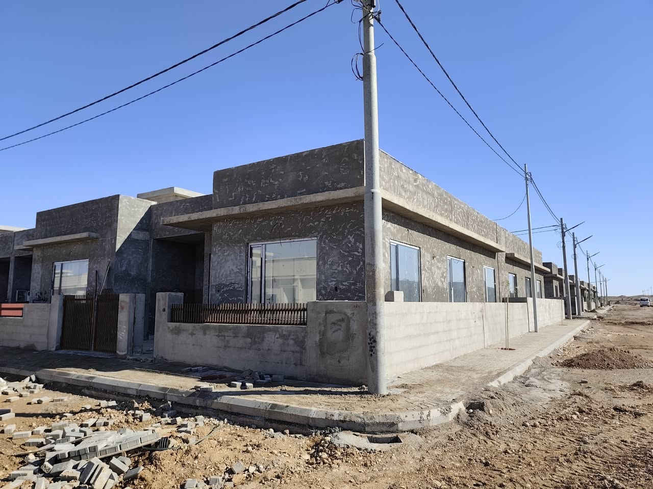 :الي يدور الهدوء راحة البال 
منزل للبيع 🏡راسان ستي خانقين 
مساحة 150 متر مربع، ركن، بتصميم عملي ومريح.
يضم مطبخًا مجهزًا، استقبالًا واسعًا، غرفتي نوم، والصحيات 
المنزل جاهز للسكن فورًا، مع نظام دكت وسقف مغربي أنيق.
يقع في موقع مميز جدًا قريب من البوابة وجميع الخدمات.
اتصل بنا على الرقم الموجود 
***********
