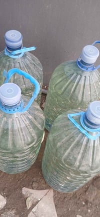 ٤ قارورات نفط استلام اليوم سعرهن ٤٠ للاستفسار الاتصال ع 07708907925