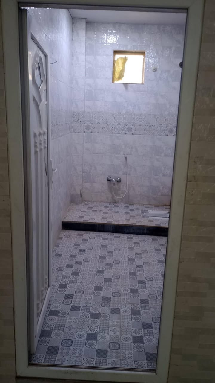 السلام عليكم شقق منفرده للايجار مجمع جنه السلام السكني الحولي أبو مهدي المهندس  غرفتين مطبخ صاله كبيره صطح ع شارع خدمات كامله مو فرعيه منطقه حدوء السعر ايجار 350 
اني صاحب مكتب ***********
