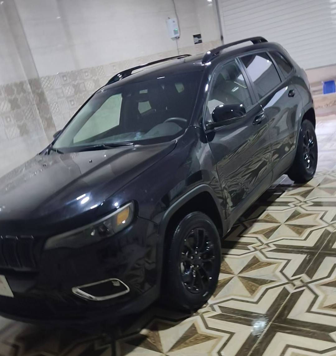 جيب شيروكي بزون  2023 
(التديو لوكس) فول عدا الفتحة 
jeep cherokee altitude lux
السيارة موجود بالسليمانية
بلاك توب..  ماشية  اقل من 56 الف كيلومتر
محرك 4 سلنر سعة 2.4 تنفس طبيعي
بصمة + ابواب و صندوق
تشغيل عن بعد 
مقاعد مكسوة بالجلد الفاخر
مقاعد أمامية قابلة للتدفئة مع تعديل كهربائي
عجلة قيادة مكسوة بالجلد و تدفئة
نظام دفع رباعي 4x4 
شاشة كبيرة
نظام  أبل كاربلاي وأندرويد أوتو.
نظام صوتي محسن.
تشغيل عن بعد 
نظام مراقبة النقطة العمياء.
نظام التحذير من التصادم الأمامي و خلفي و ايقاف عند الحالة الطوارئ 
حساسات خلفية و كاميرا
صندوق كهربائي 
رادار امامي و خلفي و جانبي
حادث .. جاملغ و بنيت يعني 2 قطعة صبغ بدون دواخل 
سنوية جديدة باسمي 
رقم السليمانية 
سعر 162$  
***********
