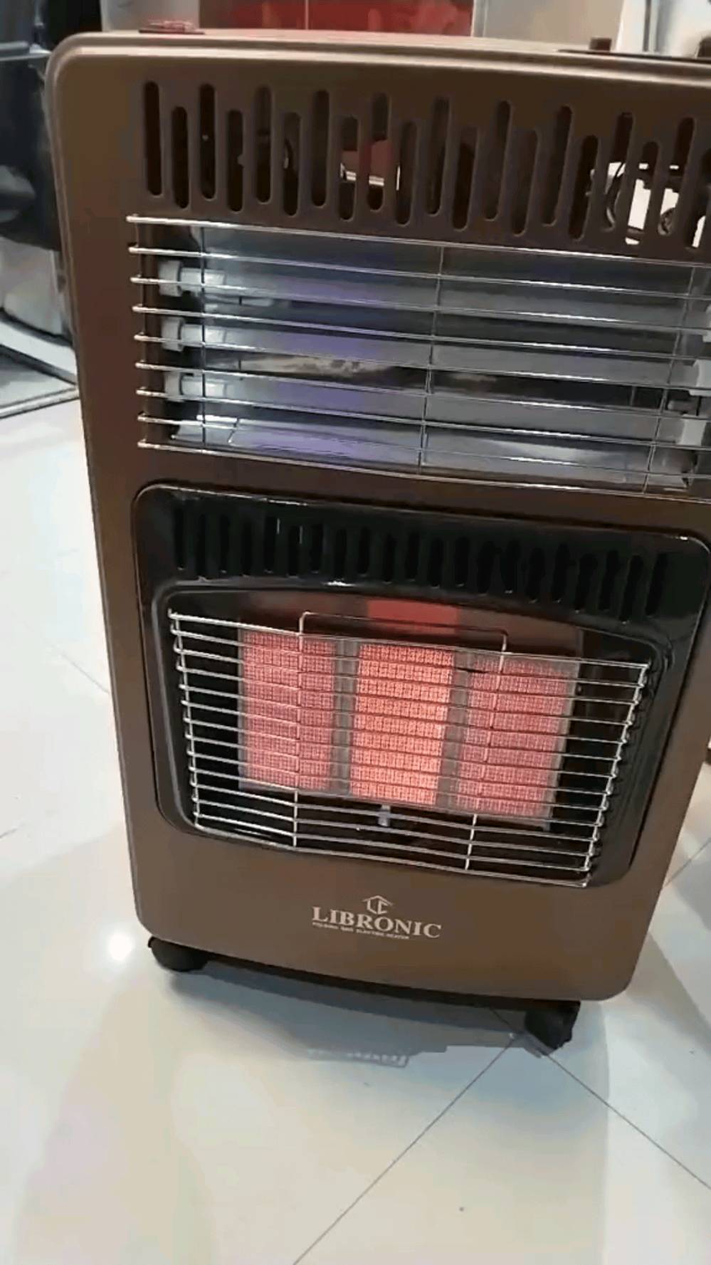 مدفأة غازية و كهربائية  ماركة LIBRONIC

الميزات:

تعمل على الغاز والكهرباء

تدفئة سريعة مع أداء عالي

ثلاث شمعات للتشغيل على الكهرباء

زران للتحكم بتشغيل او اطفاء شمعات الكهرباء

ثلاث درجات للتشغيل عن طريق الغاز ( منخفض, معتدل, مرتفع )

مكان مخصص لتخزين قنينة الغاز داخل المدفأة

هيكل خارجي من المعدن

خمس عجلات لسهولة الحركة

ضمان لمدة سنة من تاريخ الشراء

ضغط الغاز: 2.75 - 0.49 كيلو باسكال

اعلى حد لاستهلاك الغاز: 290 الى 110 غم في الساعة

الطاقة الكهربائية: بين 400 - 800 - 1200 واط اعتمادا على عدد الشمعات

طول سلك الكهرباء: 117 سم

وزن الجهاز: 10.5 كغرام

أبعاد الجهاز: الارتفاع 69 سم, العرض 41 سم, الطول 34 سم

أبعاد الغلاف: 14×43×69

المنشأ: الصين

الملحقات: مفك براغي

الملاحظات:

يمكن تشغيلها على الغاز والكهرباء ولكن لا ينصح به لارتفاع درجة الحرارة

لاياتي مع مدفأة منظم غاز