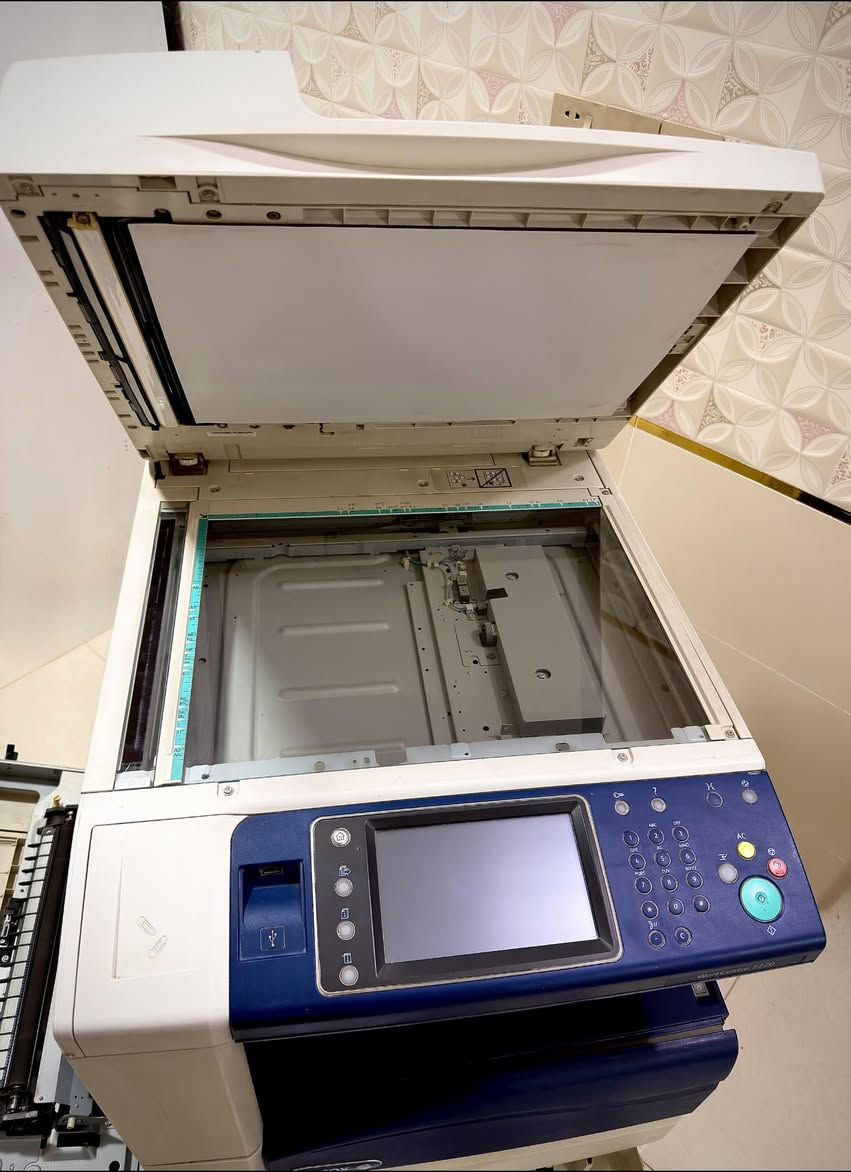 طابعة ملونة من شركة Xerox الأمريكية
مواصفاتها :

* طباعة وتصوير وسكانر ألوان.
* تدعم أحجام الورق A3 وA4 وA5.
* سرعة الطباعة والتصوير 20 صفحة بالدقيقة.
* طباعة أوتوماتيكية على الوجهين (دوبلكس).
* شاشة لمس ملونة سهلة الاستخدام.
* ساحب أوراق أوتوماتيكي (ADF) لتصوير وسكانر عدة أوراق دفعة واحدة.
* دقة طباعة عالية تصل إلى 2400×600 dpi.
* اتصال عبر الشبكة (LAN) وUSB.

و للعلم الطابعة مستعملة بس نضيفة جداً و سعرها غالي تفيد أهل المكاتب و الأستنساخ و الطلاب

الشراي يجي خاص أو على الواتساب ***********

مكاني حلة حي نادر الثانية  .

