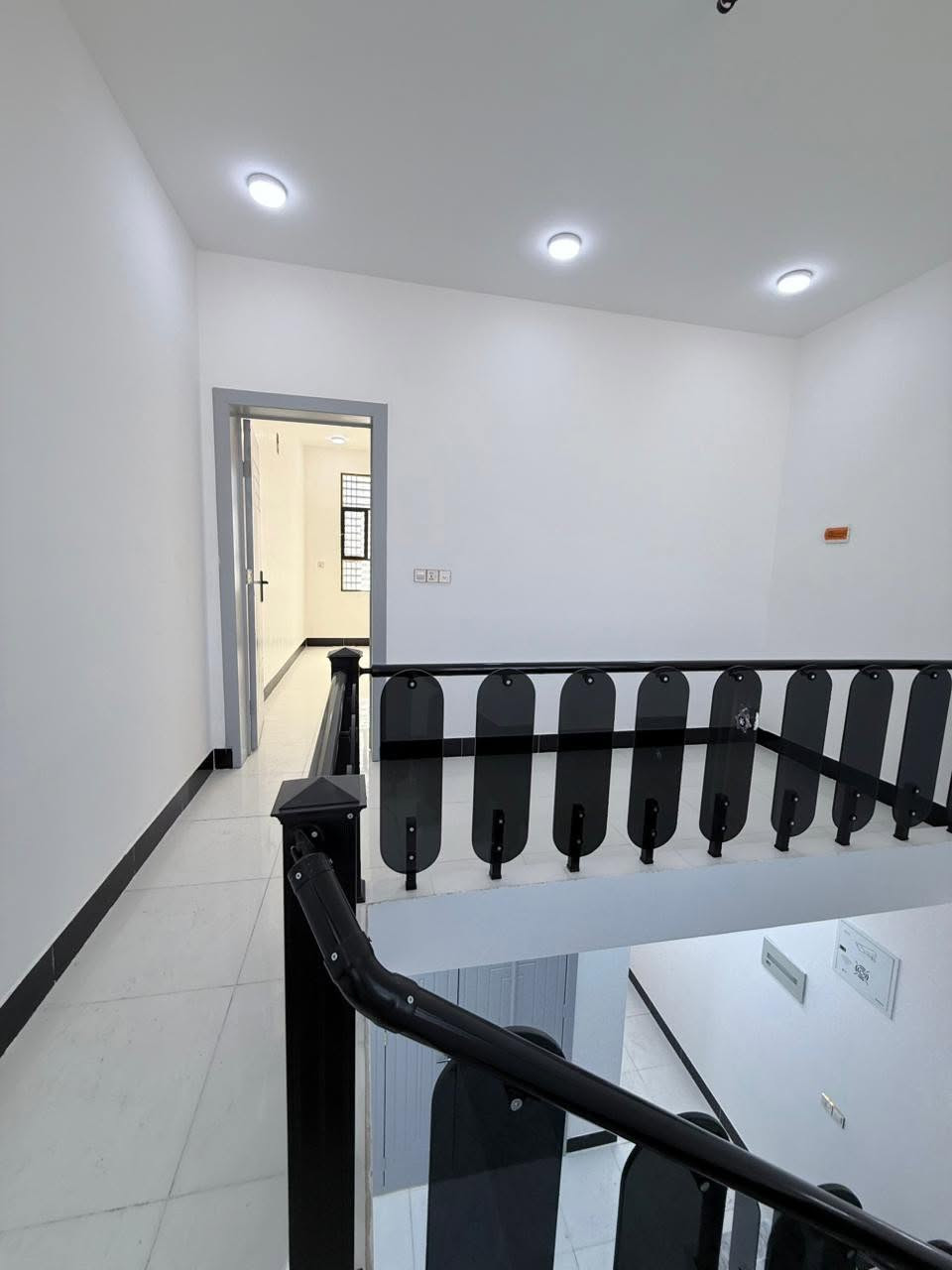 السلام عليكم 
بيت 100م طابق ونص بناء درجة اولى 
خلف مول بغداد 
بناء بمواصفات حديثة 
البيت مجهز من خزان ماطور ماء وسخان ماناقصة اي شي
السطح مطبك شتايكر 
السعر 105 

للمعاينة والاستفسار:***********
