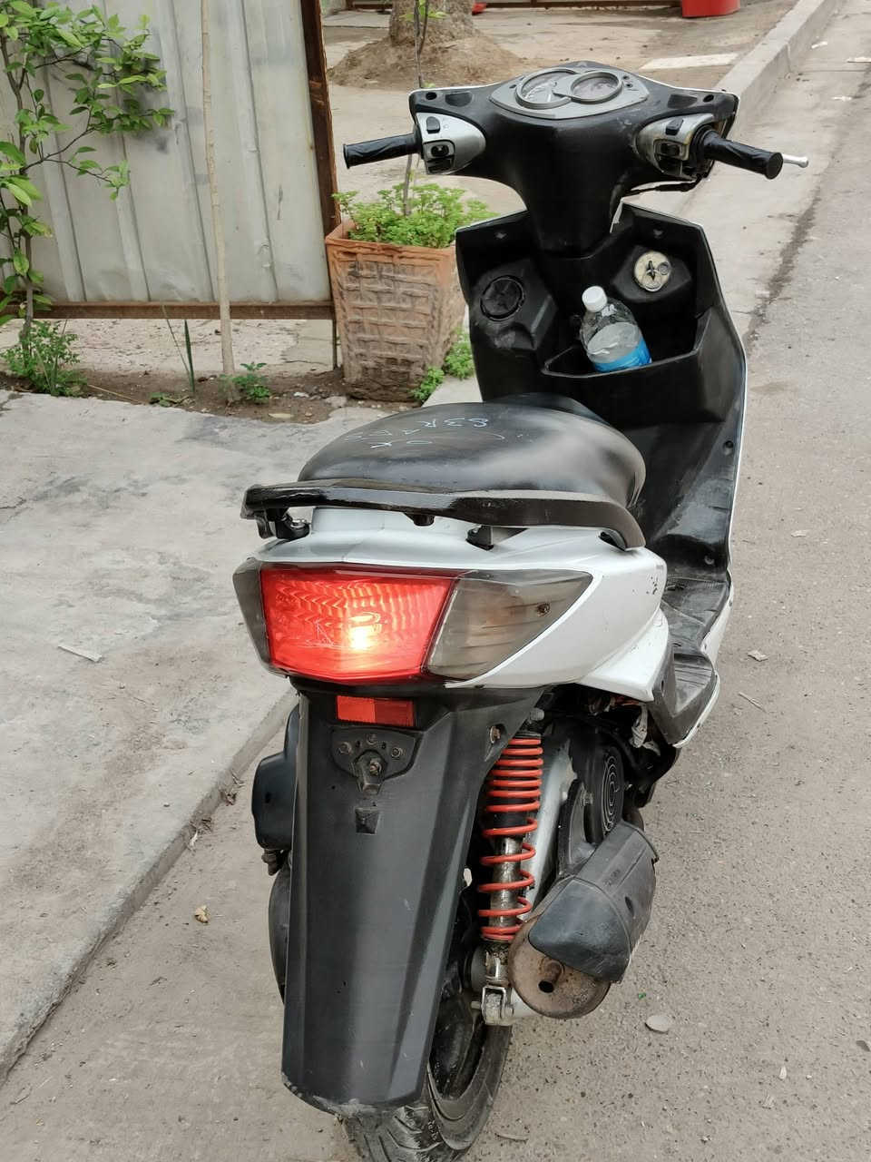 للبيع سكنس مكينة خرسة كفالة لا دخان لا تبخير
كهربائياتها كاملة نقصها فقط دشبول محترك  نص نكرة السعر 500 مجال بسيط سعب شارع الصحة ***********
