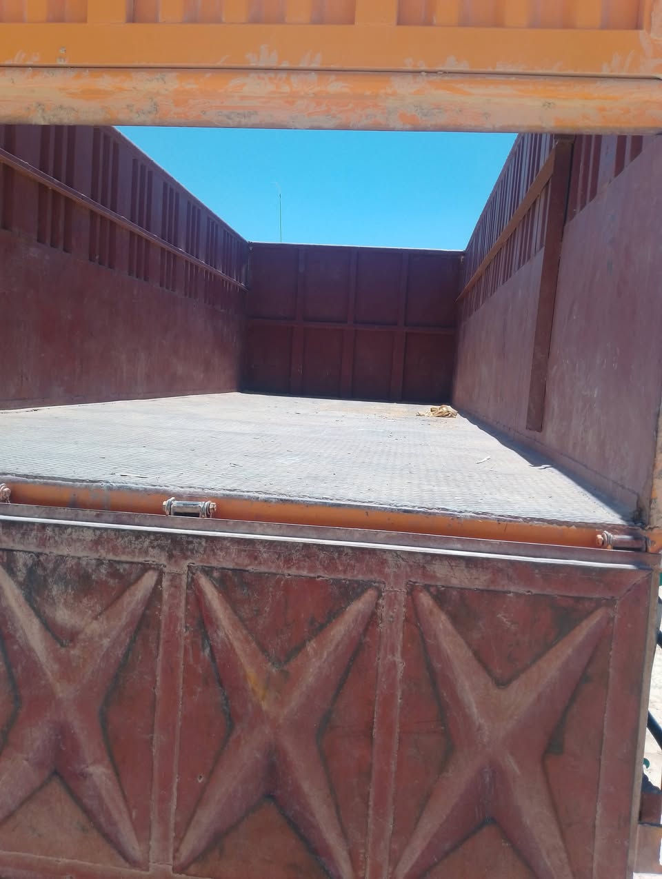 اسلام عليكم اقجم للبيع موديل 82 بلاديه منعده القماره مرشوشه فقط ولباقي بلادي رقمه انبار انكليزي تحويل فورن الاستفسار عرقم ***********
