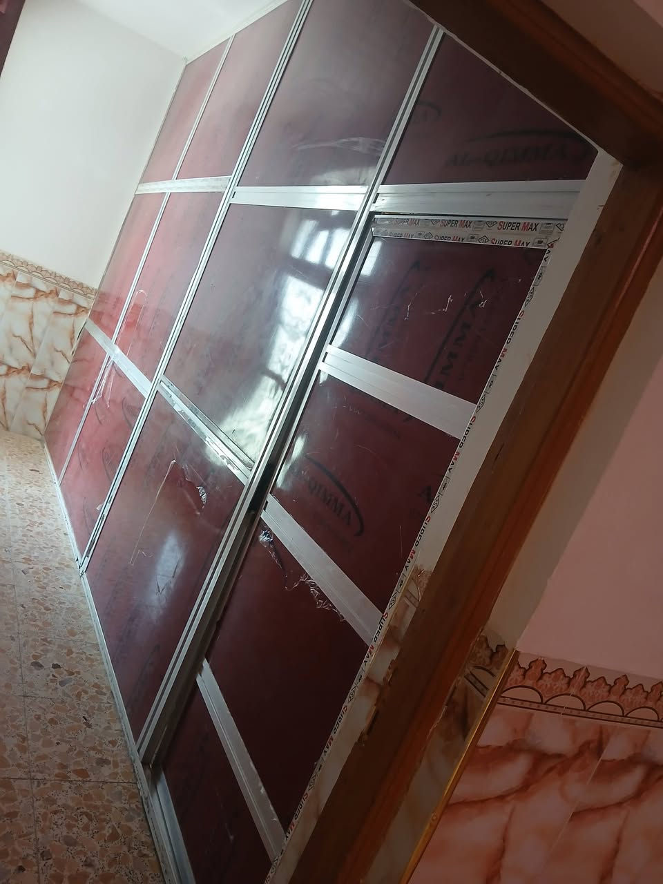 قاطع المنيوم الارتفاع ٣ متر العرض ٤ ونص جديد بالنايلون بعده استخدام كم شهر للتواصل ***********
