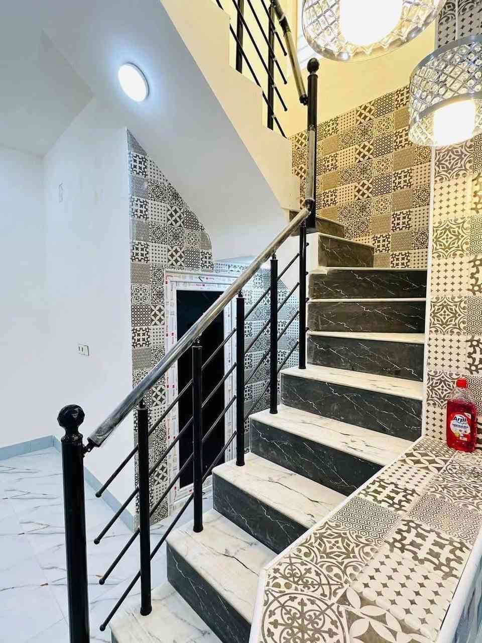 بيت ٥٠ متر حي ميسان بداية شارع الزوار لبيت ركن على شارعين تبليط يبعد عن شارع  ٦٠ تقريبا ١٥٠ متر يحتوي على غرفة وصالة ومطبخ ومجموعة صحية البيت طابوك  بالكامل نظيف البناء مثل ما بالصور مشمول بالتطويب حاليا البيت مؤجر ومع البيت سبلت وتانكي ماء وكيزر وماطور وخط مولد السعر 38وبي مجال للاستفسار الاتصال على الرقم.  ‏‪***********‬‏
