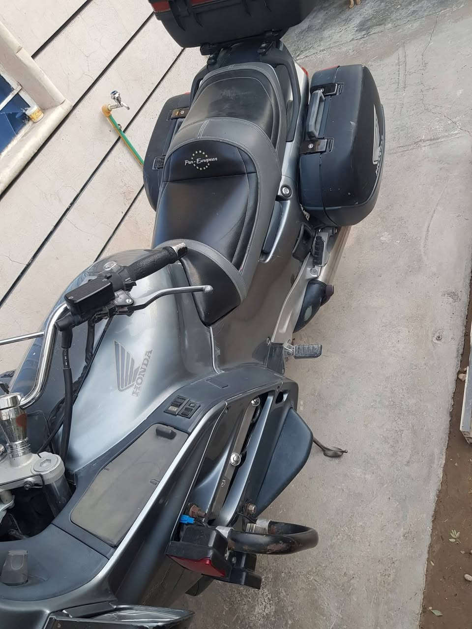 السلام عليكم هوندا ST 1100cc للبيع الدراجه رقم بغداد بأسمي تحويل ثاني يوم الدراجه ماشيه 63الف حقيقي كلهه على وضع الشركه محرك كير كهربائيات كلهه شغاله مابيهه كل نقص تخم تاير جديد تخم دسكات جدد باتري جديد صيانة منظومة بانزين كامله انارة فدراليات دروع عمل الدراجه غنية عن التعريف رايدهه ب35 وبيهه مجال او مراوس بشي اقل واخذ فرق لان محتاج الفرق الدراجه ترايهه من البصره لزاخو مكاني بغداد الشعب حي البساتين *********** متواجد واتس اب
