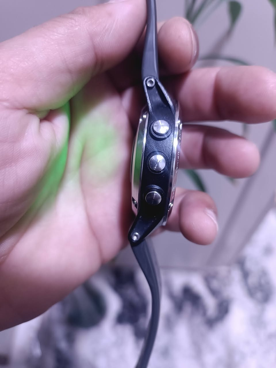 #الفضل الله وصول وجبه من ساعات كارمن
ساعة Garmin fēnix 5 ساعة رياضية ذكية متطورة مصممة للعسكرين والمدني وللرياضيين والمغامرين، وتتميز بهيكل قوي وقدرات تتبع دقيقة لنظام تحديد المواقع العالمي (GPS) ومعدل ضربات القلب. 
Garmin 
المواصفات الفنية (للطراز القياسي)
وفقاً لموقع Garmin.com و Phonetradr:
الشاشة: شاشة ملونة مقاس 1.2 بوصة بدقة 240 × 240 بكسل، واضحة تحت ضوء الشمس.
البطارية: تدوم حتى 14 يوماً في وضع الساعة الذكية، وحتى 24 ساعة في وضع GPS.
المتانة: مقاومة للماء حتى عمق 100 متر (10 ATM)، مع إطار من الفولاذ المقاوم للصدأ.
المستشعرات: تشمل نظام GPS وGlonass، ومقياس ارتفاع بارومتري، وبوصلة إلكترونية، ومستشعر ضربات القلب من المعصم. 
Garmin Malaysia
Garmin Malaysia
 +4
الميزات والوظائف
تتبع الرياضات المتعددة: تدعم أنشطة مثل الجري، السباحة، ركوب الدراجات، التزلج، والجولف.
إصدار السافاير (Sapphire): يتوفر في بعض الطرازات عدسة من كريستال الياقوت المقاوم للخدش، بالإضافة إلى تقنية Wi-Fi للمزامنة التلقائية.
الإشعارات الذكية: تتيح لك استقبال تنبيهات البريد الإلكتروني، والرسائل النصية، والمكالمات الواردة عند ربطها بهاتفك. 
يدعم خرائط العراق واللغه العربي نظافته 99


**إذا كنت صاحب هذا الإعلان وتريد حذفه لأي سبب، رجاءا أرسل رسالة إلى الدعم الفني**