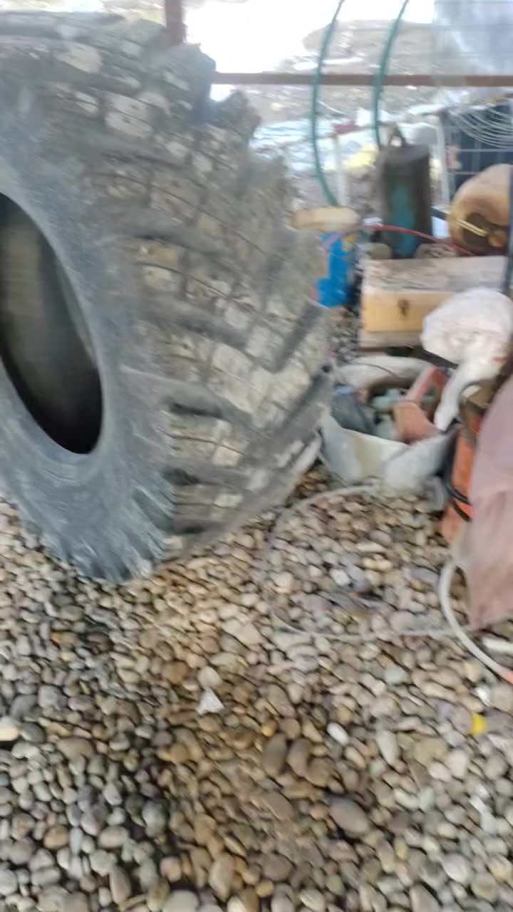 تايرات حجم 17 /5 /25 ياباني مال 70 للبيع ***********
