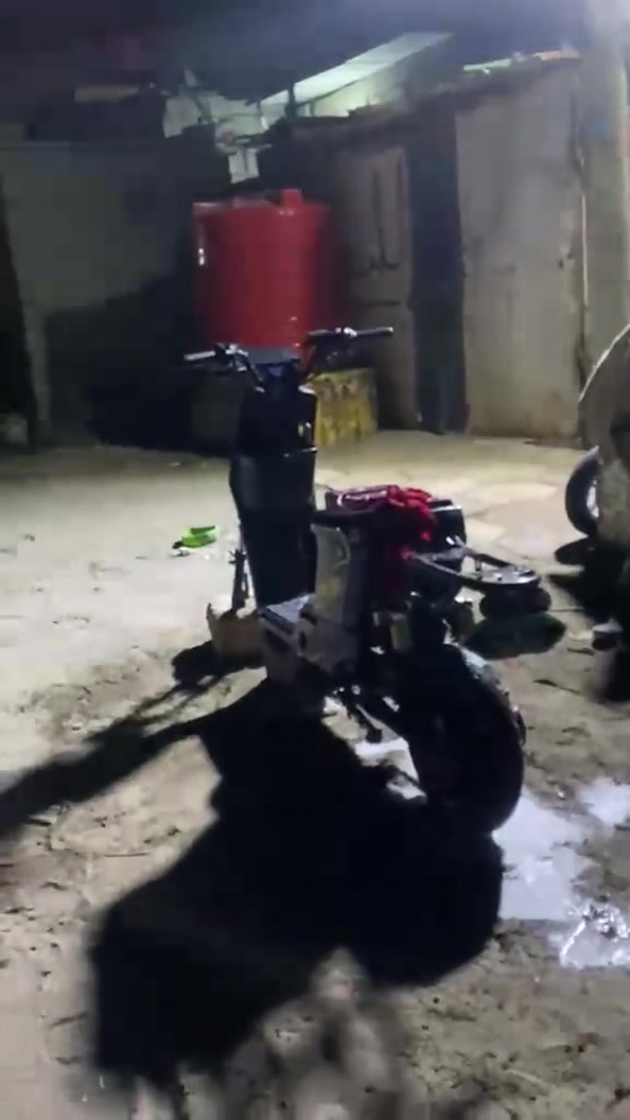 دراجه R9 للبيع بطاريات جدد ملف 1200 كلشي شغال شاحنه مالتها البلاديه بس الكشن الكدام مكسور ودراجه كفاله السعر 300 وبيها مجال *********** المكان قبله حي المهندسين
