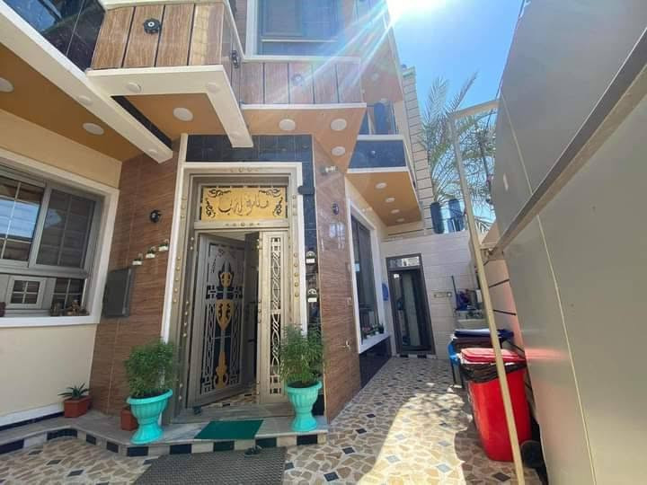 سلام عليكم بيت في حي تاميم الأولى قرب جامع احمد بن حنبل شارع ٨ متر وجه شارع ٨ متر مساحة بيت ٢٠٠ متر بيت يتكون من ٥ غرف نوم جبسن بورد منضومه كامرات منضومه غاز بيت فول منطقه كامله مجاري تبليط ملاحضه بيت يباع مع الاثاث تواصل خاص او الاتصال *********** /***********

