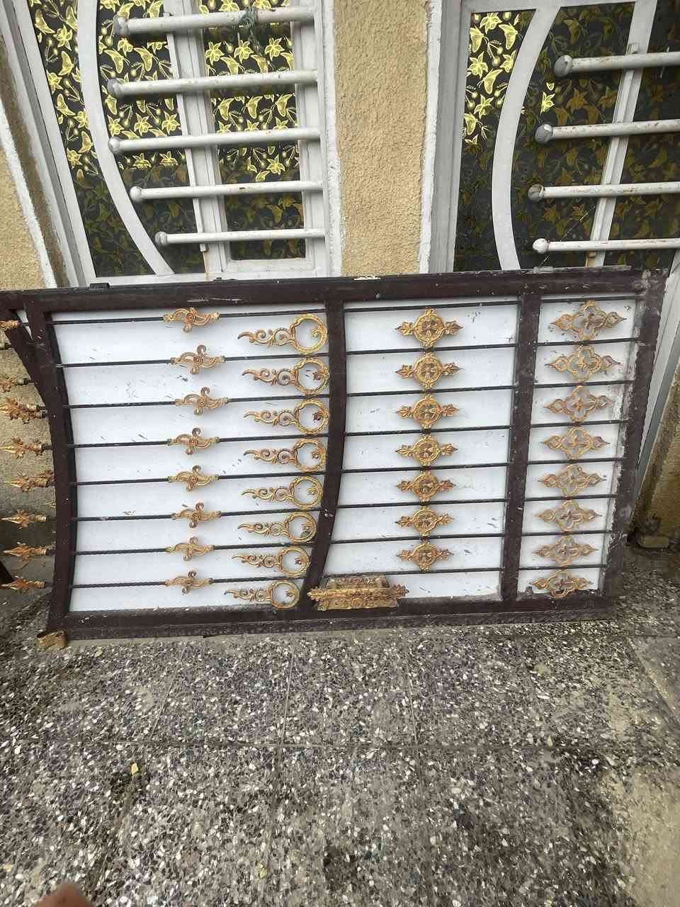 السلام عليكم باب مستعمل نضيف قطعتين السعر 150 بغداد الحسينيه ***********
