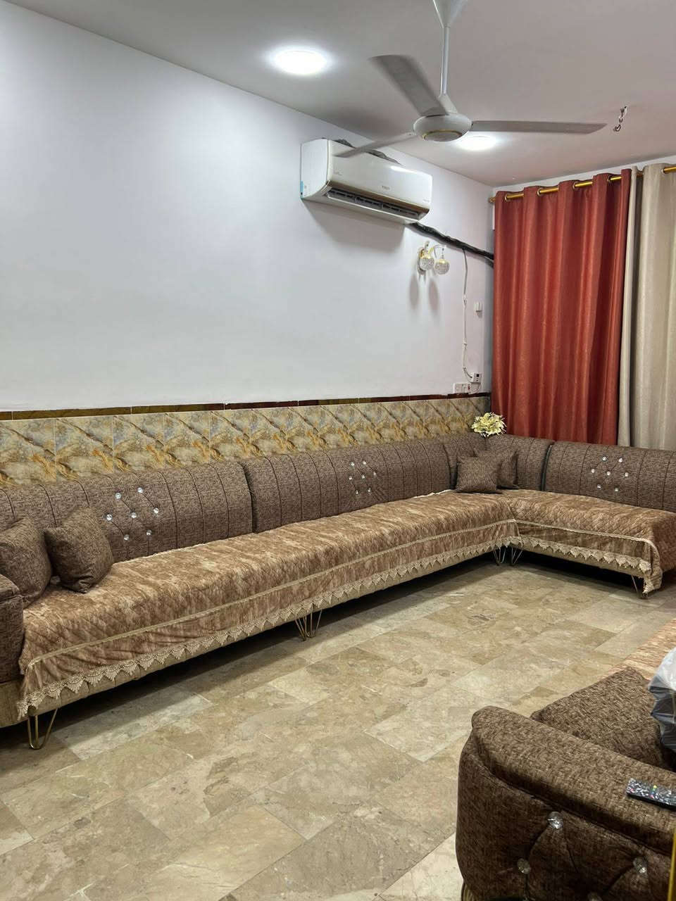 السلام عليكم 
بيت للبيع مساحة  ١٠٠ م واجهة ٥ والنزال ٢٠م طابقين طابو زراعي اقرار محكمة العنوان الزعفرانية مقابل معمل الغاز منطقة حلوه وجيران ذهب خدمات كاملة السعر ١٢٥ مليون قابل للتفاوض رقم الهاتف ***********
