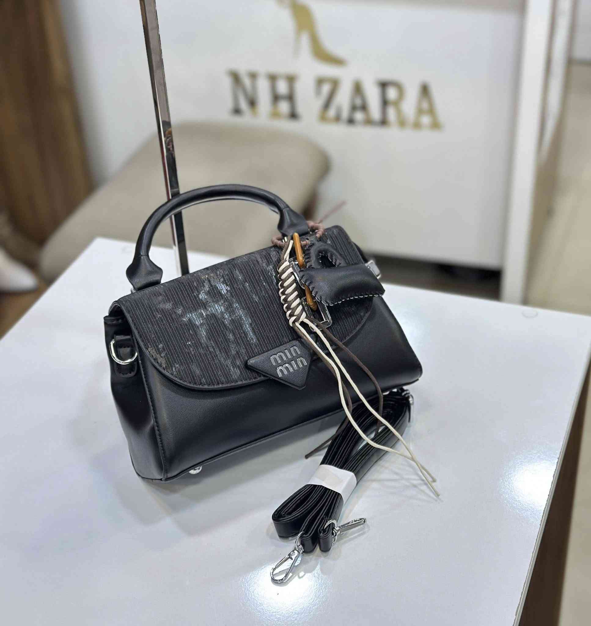 وجبة جديدة من الحقائب البناتية👜💼🌸🥰
جميع الموديلات حجم وسط جلد طري ✅🌺

السعر مكتوب اسفل كل صورة 💵👇👇

الموصل / الزهور - مجمع عزيز فتحي ط3 🌹

التوصيل داخل الموصل الفين دينار فقط 🚗🚕

التوصيل للاقضية والنواحي والمحافظات 5 الاف🚗🚕

المحل مفتوح يوميا من 11 صباحا الى  10 مساءا 🙏🌺⏰

لطلب التوصيل يرجى ارسال :
- صورة الموديل مع ذكر اللون والقياس 👝🧳👠👞👟
- اسم الحي مع اقرب نقطه دالة 🏡
- رقم الهاتف ☎️


**إذا كنت صاحب هذا الإعلان وتريد حذفه لأي سبب، رجاءا أرسل رسالة إلى الدعم الفني**