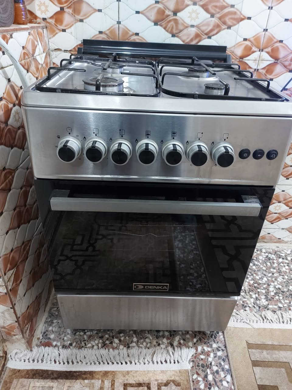 تخم ٥ مقاعد تفصال ب٢٠٠ طباخ استعمال قليل بعده جديد ١٥٠
مكاني بغداد ***********
