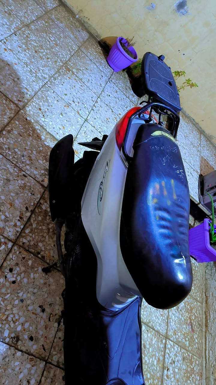 ‏السلام عليكم
‏دراجة بريز اكزز للبيع 
‏نوزل شغاله نكرة تخم تاير جديد بريكات دسك جديد  شلعة ومعدل فول عداد سرعه كله شغال
‏السعر ٧٥٠ وبيها مجال للشراي
‏للاستفسار ***********
