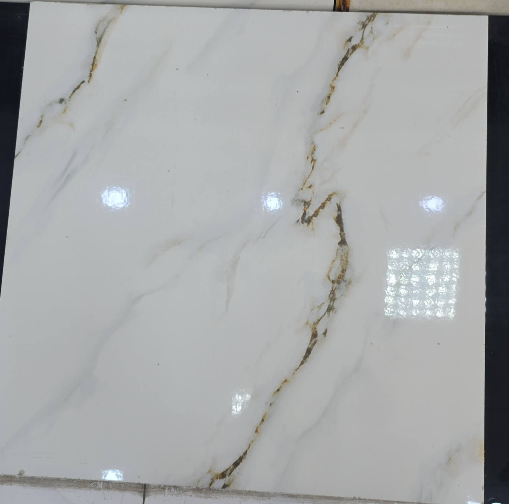 سيراميك ايراني درجة اولى (جملة _مفرد )
مطابخ حمامات سعر المتر  5000 دينار 
يوجد توصيل 
للاستفسار *********** يوجد واتساب
