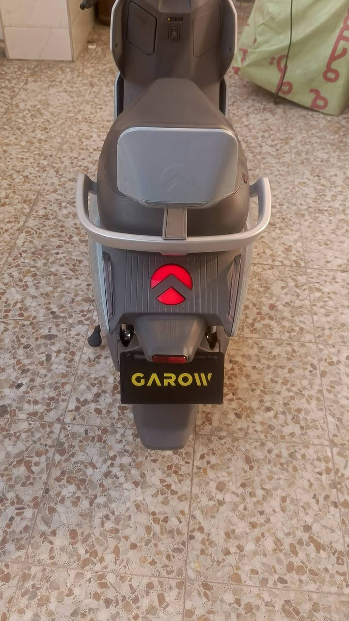 السلام عليكم 
دراجة GAROW شحن ذكية جديدة صارلي شهر من اشتريتها استخدام قليل  ونضيفة 
سرعة 80 
تمشي 75 كيلو حقيقي 
تشغيلها كارت يجي وياها 4 كارتات ومفتاحين للصندوق 
ست بطاريات ليثيوم  
السعر مليون ونص وبيها مجال 
استفسار ***********
