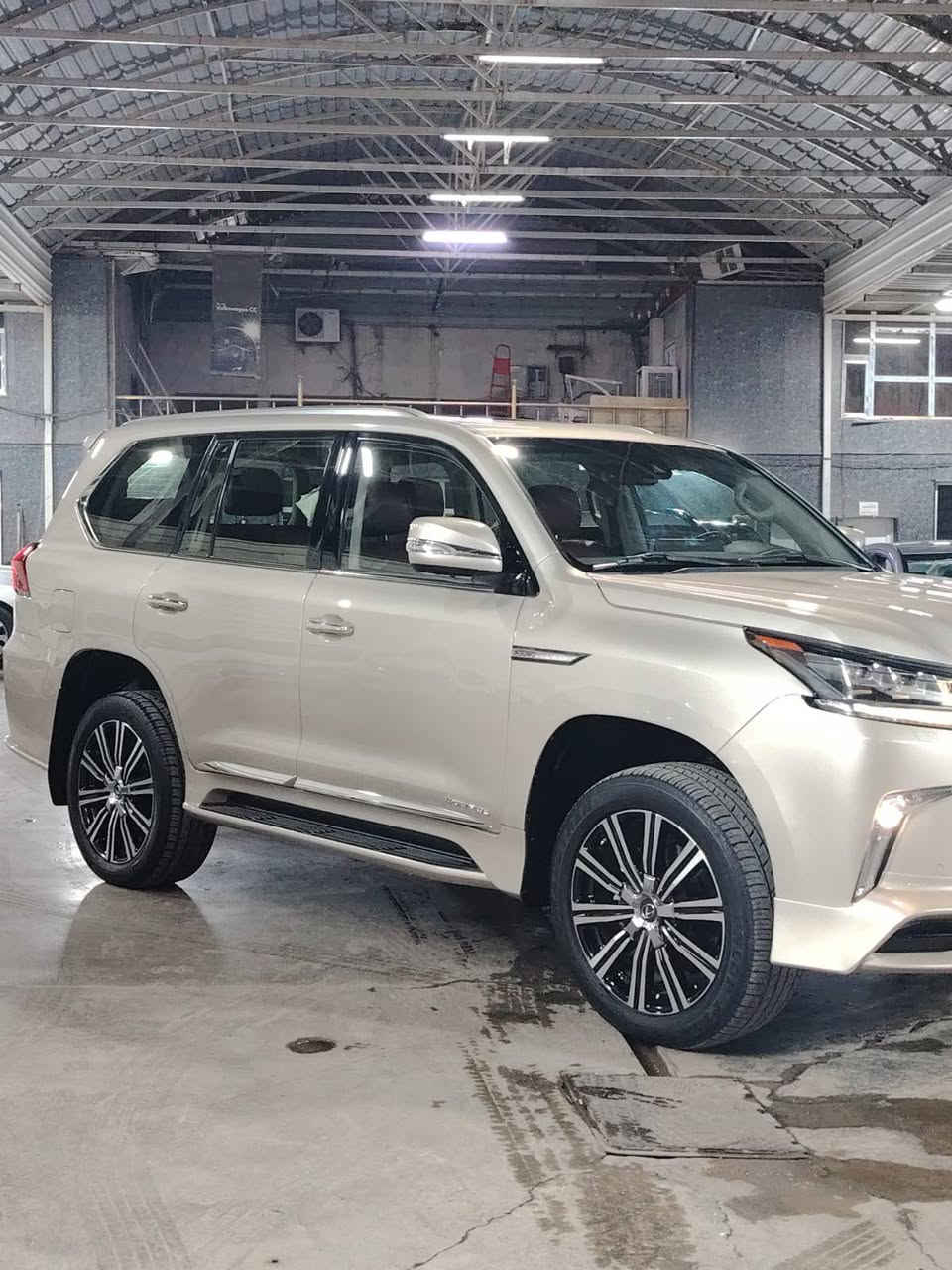 السلام عليكم 
لكزس 
مديل :2018
سبورت بلاس 
VIP
مواصفات 
4كشنات كهرباء 
وكشنات خلفيه هم كهرباء 
خزن ميموري 
نقطه عمياء 
4كامرات
رادرات
كشافات 
حساسات امامي وخلفي وجوانب 
كشنات تدفئه وتبريد 
تحكمات ستيرن 
ماوس تحكم بشاشه 
سلايت
جكات تصعد وتنزل 
محركه5700 /8سلندر 
لون :شباني مميز 
تشغيل عن بعد 
وبعد هواي مواصفات لكزز معروفه سياره بيه صبغ موضح بصور ربع جاملغ فقط وباقي سياره كفاله عامه 
سعر سياره :660ورقه وبيها مجال 
للستفسار الاتصال: ***********
