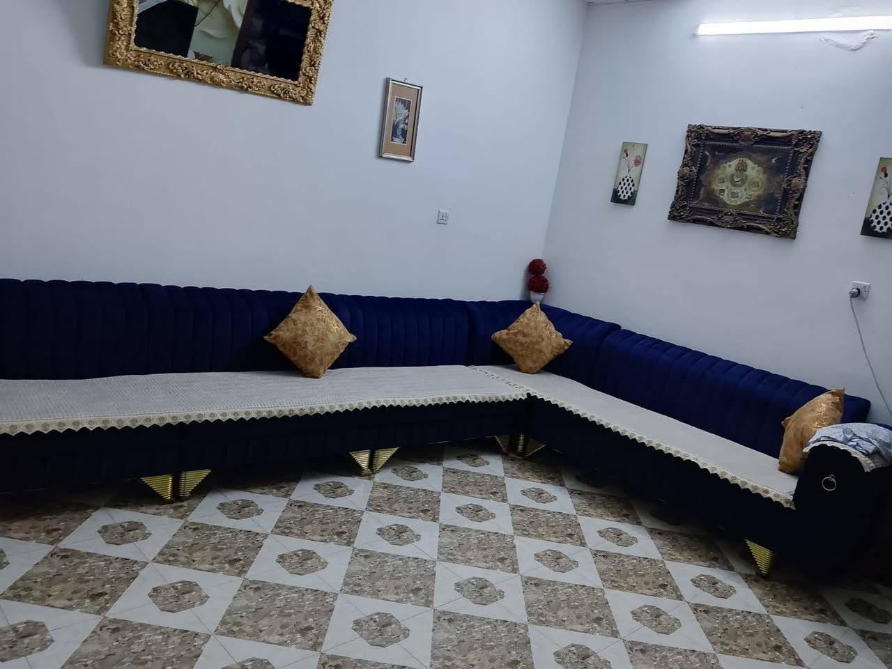 ديوان للبيع 7متر سعرها 275وبي مجال هم تفضلوا على واتساب ***********
