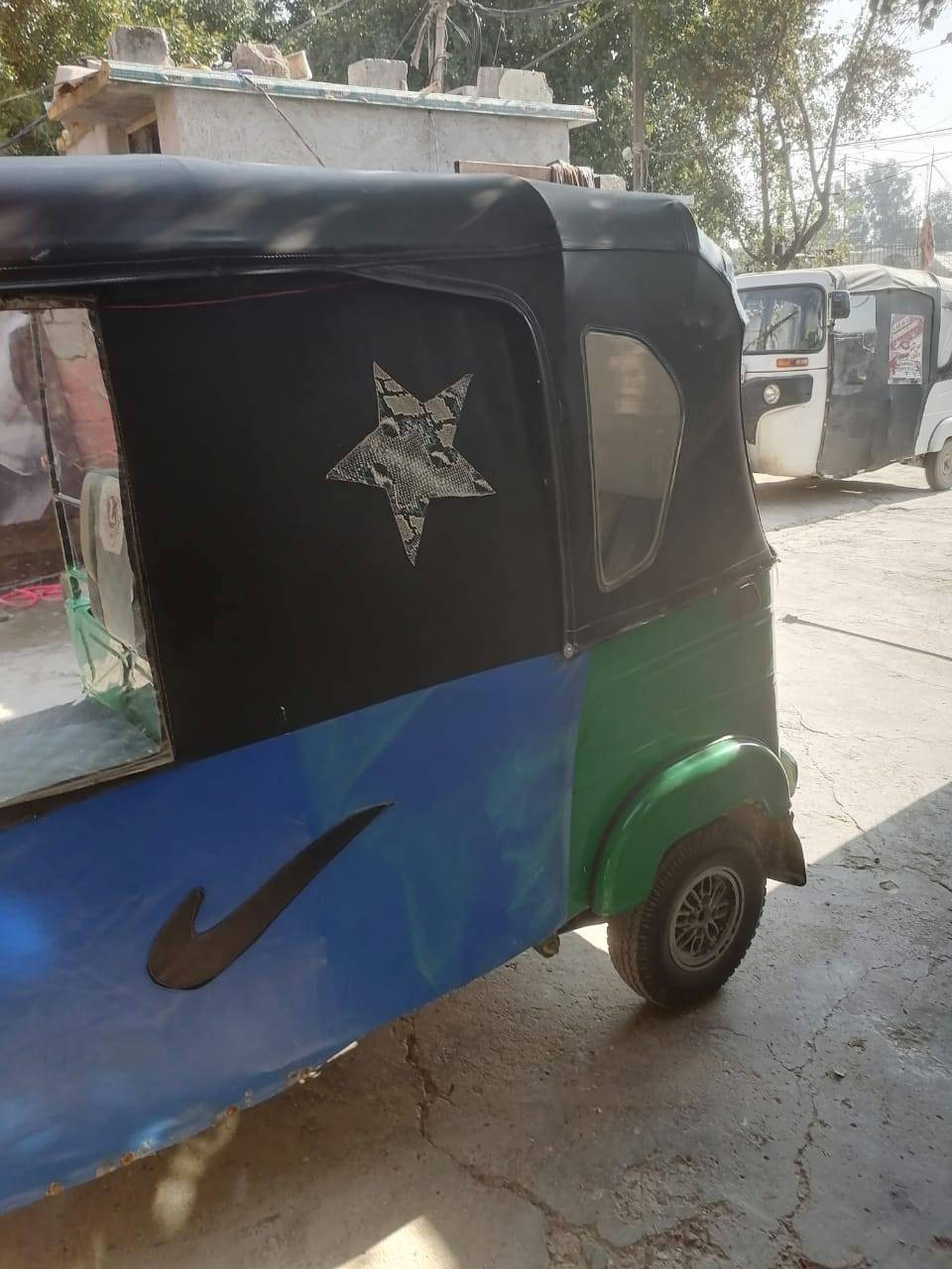 ٢٢ مضلع مرقم كامله بيه رشات صبغ بغداد شعله سعر قفل ٧٦٠٠ 
ما متواجد ع نت ***********
