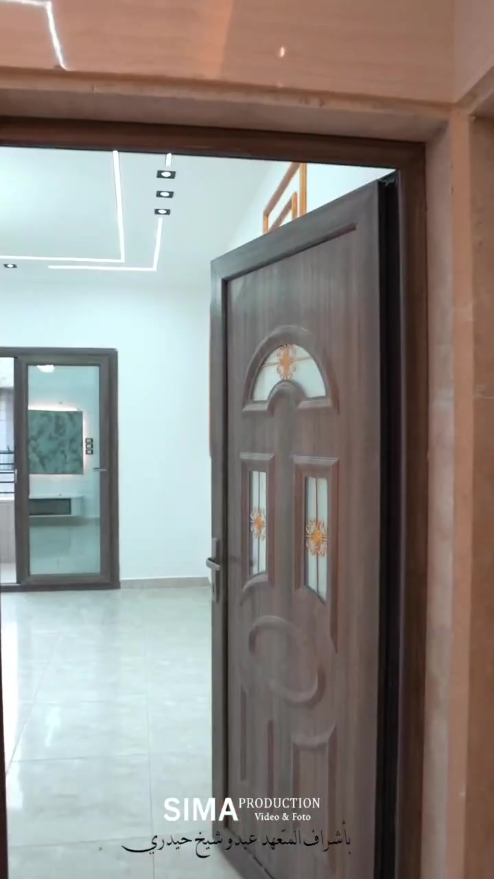 🔥 فرصة لا تتكرر – شقة سوبر ديلوكس للبيع 🔥
📹 شاهد الفيديو للتعرف على تفاصيل الشقة والإكساء الفاخر واتساع الغرف
للبيع شقة فخمة جداً بإكساء جديد بالكامل، جاهزة للسكن الفوري، ومناسبة لكل من يبحث عن الراحة والفخامة والسكن الراقي ✨
📍 الموقع: كوباني الجديدة – غرب الموصلات
🏢 الكتلة الأولى – بلكون ثالث
📐 المساحة: 120 م²
🛣 الشارع: 14 متر
🏡 تفاصيل الشقة: • ثلاث غرف نوم + منافع
• موزع مرتب بتصميم عملي
• بلكون أمامي واسع وكبير
• بلكون خلفي للمطبخ
• جميع الغرف على الشارع
• توزيع مدروس ومساحات مريحة
✨ مميزات الإكساء: 
✔️ الغرف: حيطان معجون كامل بتشطيب ناعم..
✔️ الموزع + المطبخ + البلكون: حيطان بورسلان فاخر..
✔️ سقف جبس بورد بتصميم عصري كامل..
✔️ أرضيات بورسلان فاخر
✔️ مطبخ أنيق بتشطيب راقٍ
✔️ إكساء حديث بالكامل بجودة عالية..
✔️ بناء نظيف ومرتب
💎 شقة مميزة من حيث الموقع، المساحة، والإكساء الفاخر… فرصة حقيقية للسكن أو الاستثمار.
بأشراف المتعهد عبدو شيخ حيدري 
📩 للاستفسار والمعاينة يرجى التواصل على الرقم 0939863162


**إذا كنت صاحب هذا الإعلان وتريد حذفه لأي سبب، رجاءا أرسل رسالة إلى الدعم الفني**