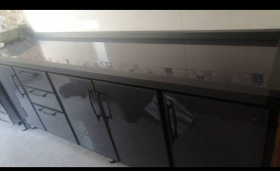 السلام عليكم كاونتر ثلاث قطع للبيع مترين ونص هوه والملحق +الحوض متر ونص ماصار شي من فصلنه العنوان موصل الايسر للستفسار اتصل عل ***********
