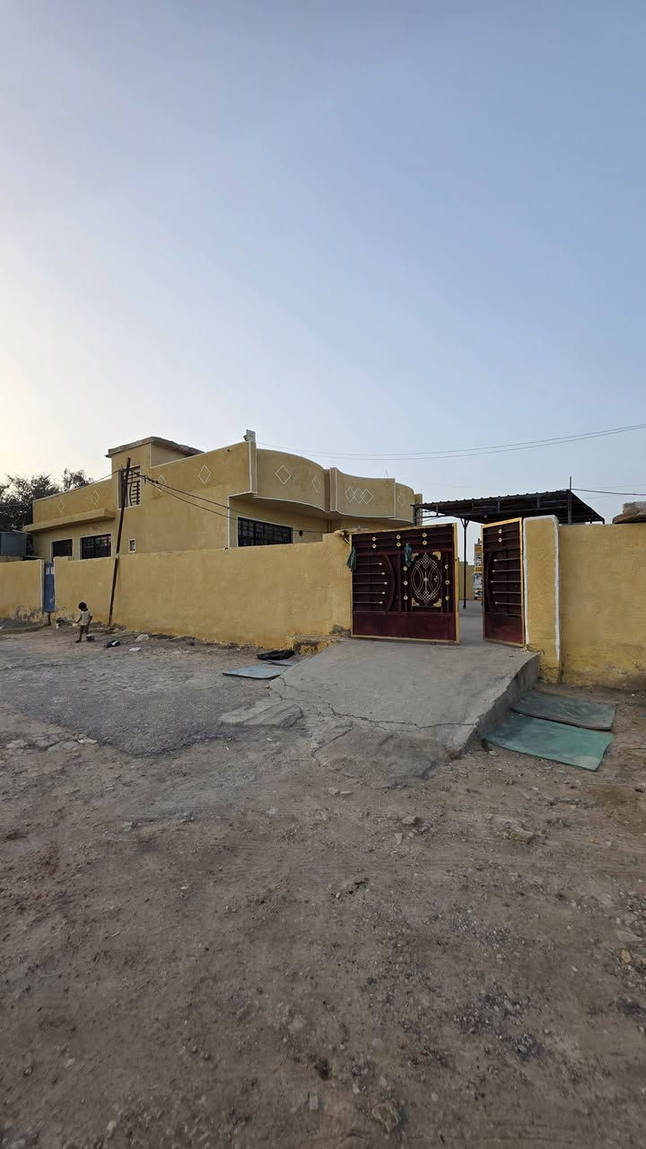 سلام عليكم بيتين لبيع مساحتهن 1200متر متوفر كافه الخدمات العنوان بغداد المعامل  الدوانم رقم لهاتف ***********

