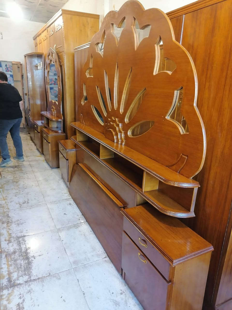 غرفه 5 باب نظيفه جدا جدا وشغل درجة أولى معرض ابو حسن حي السكر مقابل ساحه غاز السكر ت *********** سعر خاص جدا 450 مستعدون لشراء غرف النوم والكناتير المستخدم
