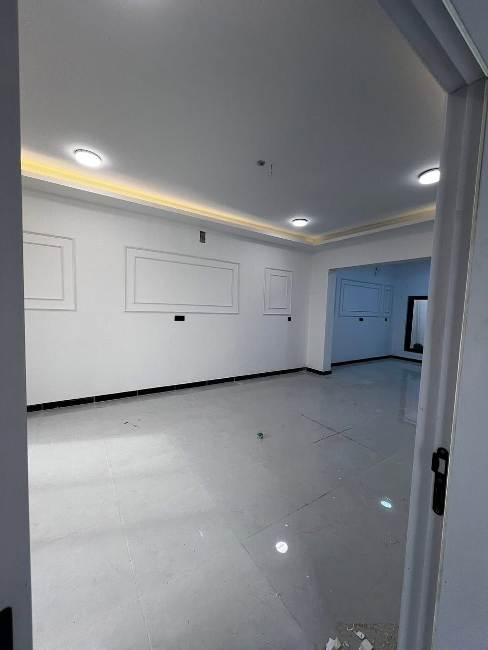 #للبيع_نقداً_وأقساط 🚨 بدون تطلوعة
🏡 دار مميز في مجمع أبو تراب – المربع الذهبي

✨ جاهز للسكن فورًا بموقع راقٍ وخدمي

🔹 المساحة: 200 متر
🔹 البناء: طابق واحد (طابوق جمهوري)

🏠 تفاصيل الدار:
 • غرفتين نوم
 • صالة عرضية واسعة
 • مطبخ حار + مطبخ بارد
 • استقبال مفتوح على الصالة

📄 السند: سند حر
⚡ نقل الملكية خلال يومين باسم المشتري

💰 البيع: نقدًا أو بالتقسيط

🔥 فرصة ممتازة للسكن أو الاستثمار في موقع مرغوب

الاستفسار ***********
