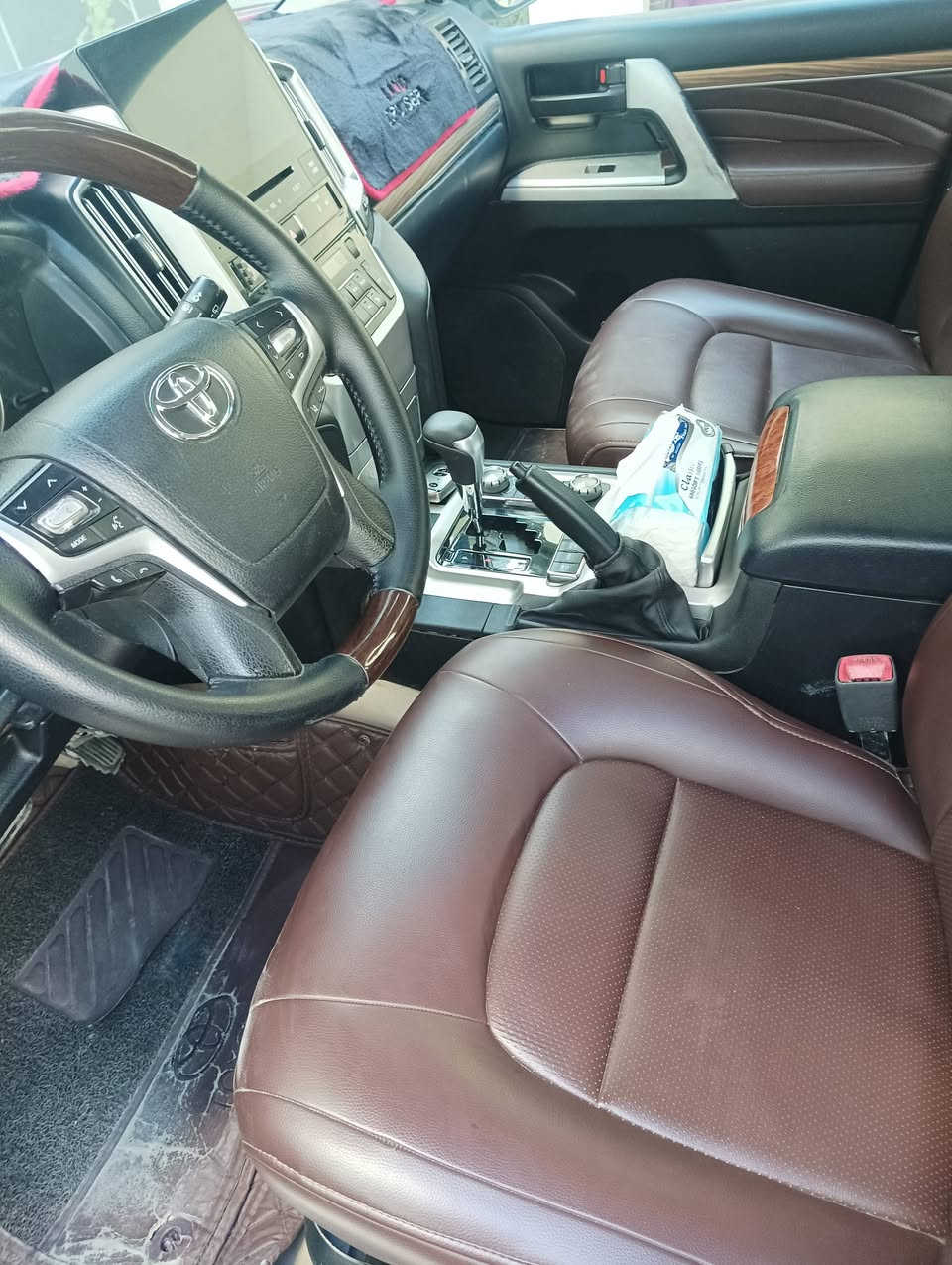 السلام عليكم
للبيع لاندكروز ٢٠٠٩ محدثة ٢٠٢١ داخل وخارج تحديث درجة اولى ضربتها بجم مصبوغة حزام فقط بدون قمارة لغرض التحديث مكفولة من البارد والمعجون سنوية جديدة بسمي لغاية ٢٠٢٩ رقم بغداد انكليزي گير محرك كهربائيات كلها مكفولة تبريد ثلج حجم المحرك /٤٥٠٠
ـ بصمة تشغيل
ـ بصمة ابواب 
ـ فتحة
ـ ثلاجة
ـ دفع رباعي
ـ كامرة
ـ حساس امامي خلفي 
مكان السيارة بابل/الحله 
السعر/٢٦٠ وبيه مجال للاستفسار الاتصال/***********
