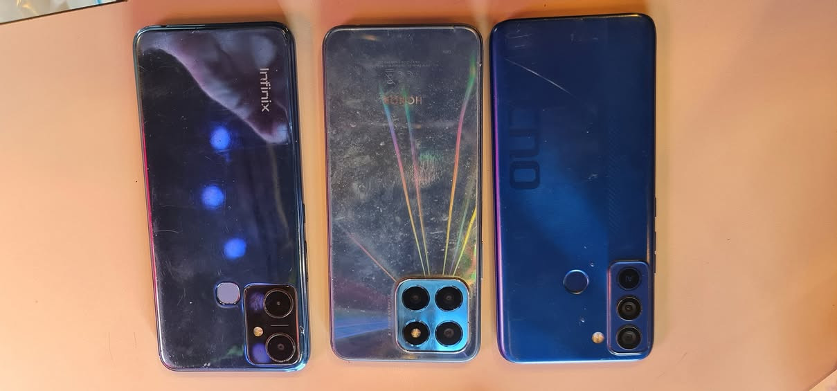 السلام عليكم ٣ تلفونات ٢ يرادلهن شاشه وواحد ايسي شحن سعرهن كلهن ٧٥ مكاني زيونه *********** نوعهن هونر وتكنو وسبارك
