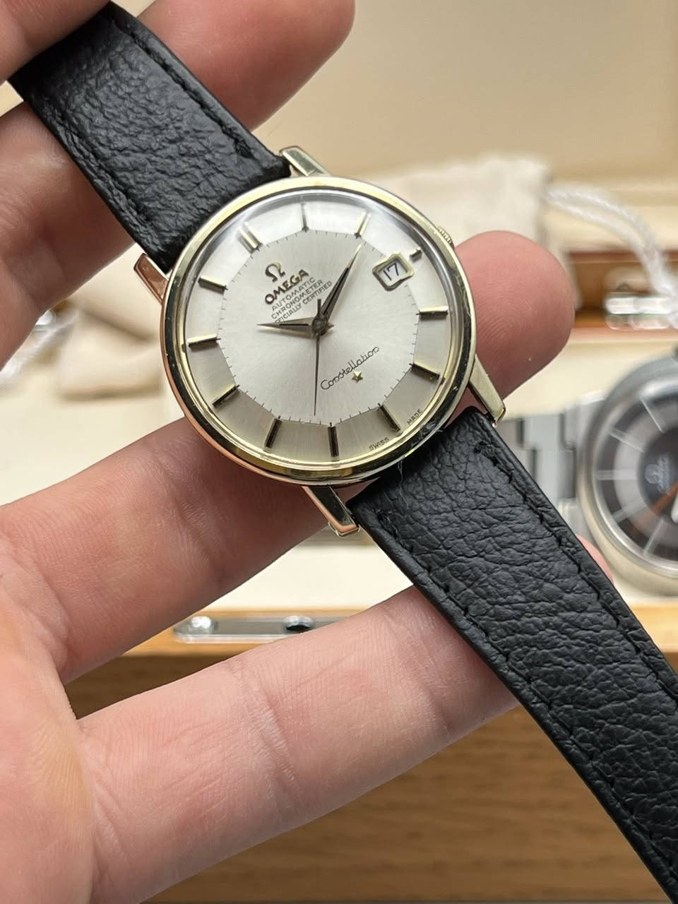 Omega Constellation pie pan 1962
- اوميكا كونسليشين باي بان اوتوماتيك || انتاج الستينات

- مينا شمع لوك  || نافذة لعرض التاريخ بم 

- نصف ذهب 18k وستيل || طرة ذهب

 نظافة عالية عاليه جدا  || سير وبوك مستبدل 

- قطر كبير 36.5

- للحجز التواصل على الخاص || او الواتس ***********
