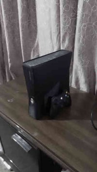 اكس بوكس 360 للبيع موجود مع كامل ملحقاته شغال 100% 240لعبه  مع رام 250...