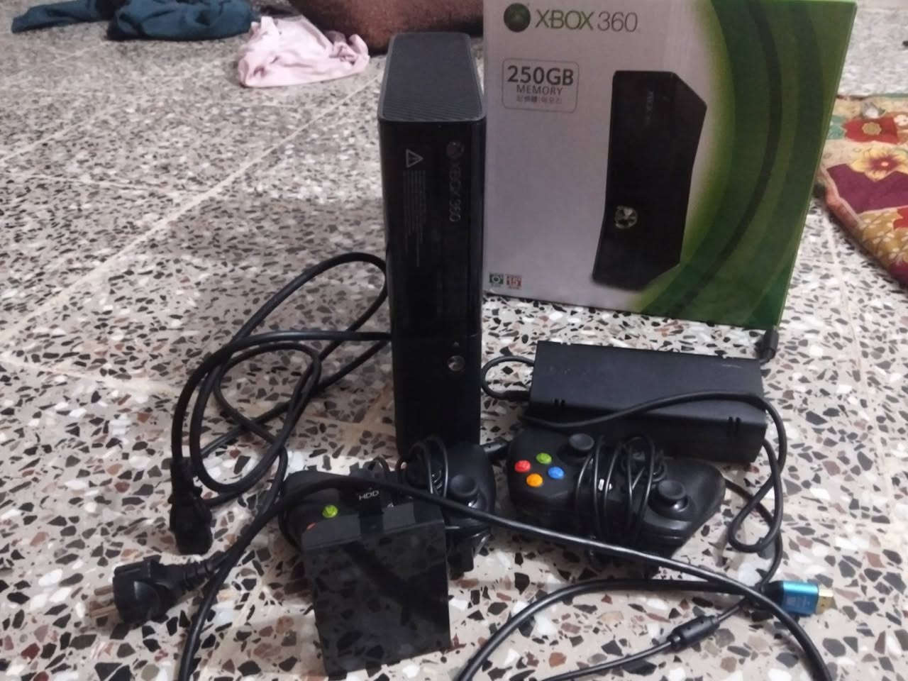 جهاز اكس بوكس 360 نظيف وما مفتوح مفول 
كامل ملحقاته مهكر وبي اثنين هاردات الهارد الاول بي 75 لعبه والهارد الثاني بي 245 لعبه فول نظيف الاتصال واتساب ***********
