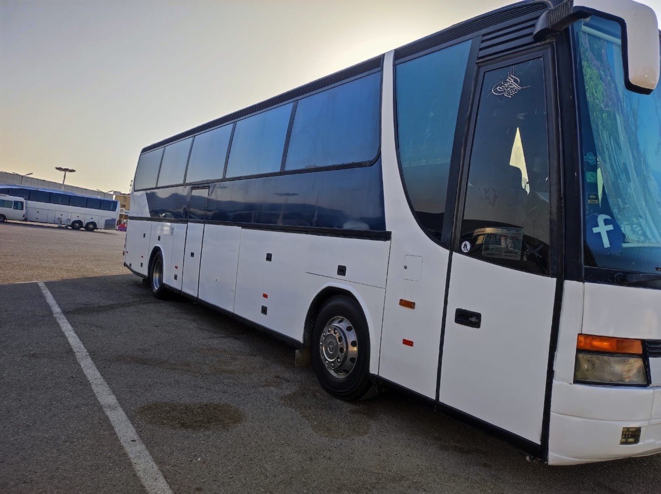 السلام عليكم ستره الفينيه سنويه 2001مارس رقم انكليزي الون ابيص ملوان بسمي عداد الركاب 49راكب خط وبحث جداد بصره نجف مكينه استاندار 8سرندر كير صطر اربعه بربعه تبريد شباح جبير تخم تايار باتريات جداد سياره جاهزه العمال شغاله عل وفود
بيع او مراوس حسب القناعه سعر الباص 300ورقه يعني 3دفاتر 
وهاذه رقم مالك الباص /***********/ بي واتس اب وربي يرزق الجميع
ما هو موديل الحافلة وسنة تصنيعها؟: 
2001
هل هناك أي صيانة حديثة أو قطع غيار مستبدلة حديثاً؟: 
لا
أين موقع البيع في العراق؟: 
النجف حي المكرمه 
ما هو السعر المطلوب للحافلة؟: 
300 ورقه إذا وجد مراوس بسياره صغيره 